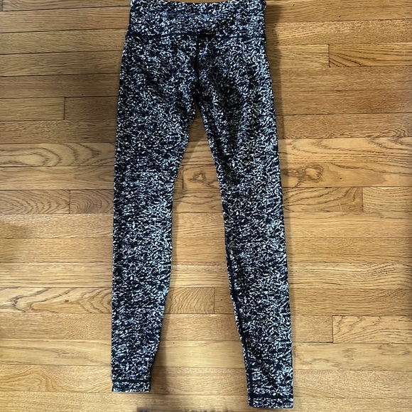 Lululemon Wunder Under Mid rise 25” leggings, size 4, black and white - Picture 3 of 3